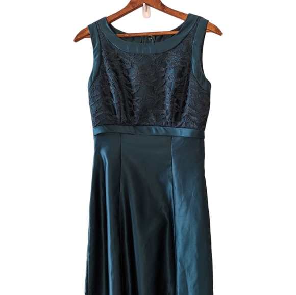 Robe Vintage Femme Noire à Imprimé Roses - Taille 7-8 (US) - Sans Manches Longueur Genou - Occasion